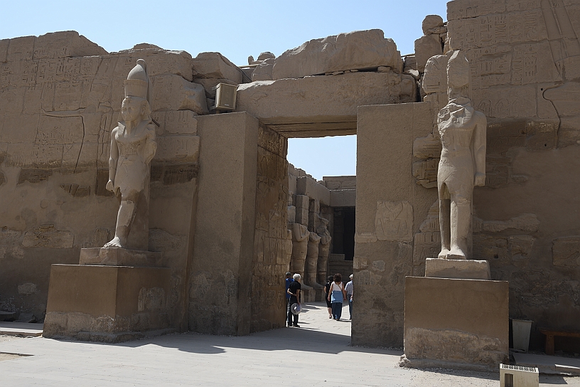 22 MAK_6115.jpg - Ai lati dell'ingresso due statue del Faraone.